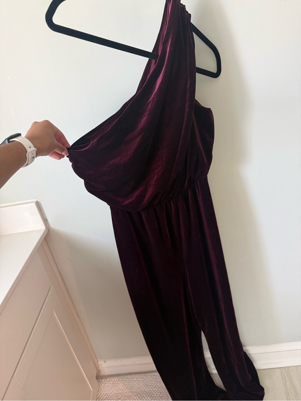 ExpressOne-Shoulder Velvet Jumpsuit in Deep Burgundy